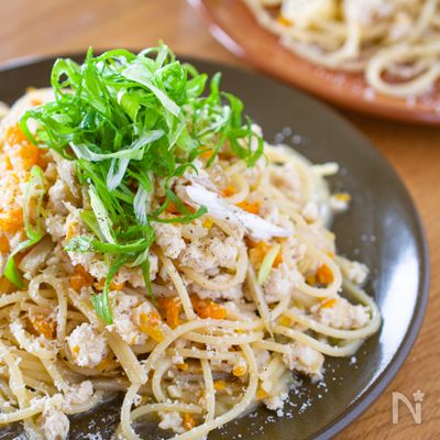 鶏ミンチとごぼう、青ネギの白いミートソースパスタ