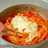 【ガーリックトマトチーズパスタ】ワンパン煮るだけ包丁いらないの工程3