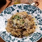 ポルチーニ茸が主役のきのこご飯「アロス・コン・フンギ風釜飯」