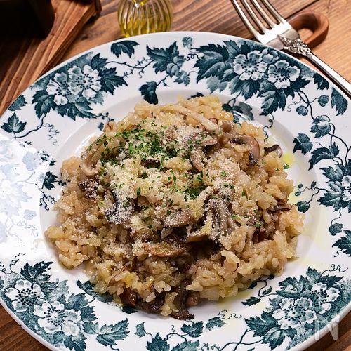 ポルチーニ茸が主役のきのこご飯「アロス・コン・フンギ風釜飯」