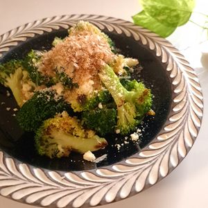 とのちゃまの作ってみた!投稿(ワンパン10分♪焼きブロッコリーのチーズおかかのせ)