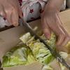 春キャベツと豚こまのふわふわ卵塩炒めの下準備