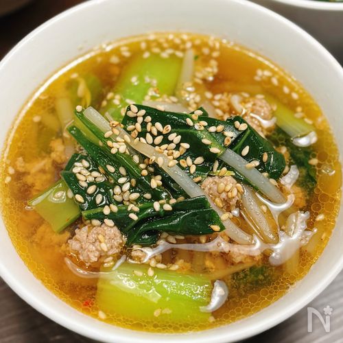 【もやしと小松菜の豚そぼろ味噌スープ】ご飯を入れても最高♡