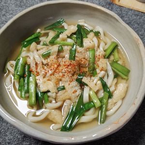 M＊Pの作ってみた!投稿(行列のうどんそば1日300杯🍜あげとニラのきざみうどん🤩)