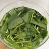 『海老とほうれん草のオイバター炒め』の工程1