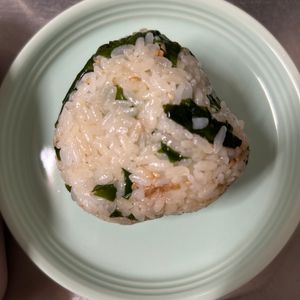 ふうちゃんの作ってみた!投稿(沢山の方に大好評おにぎり♪
わかめと鰹節の混ぜおにぎり)