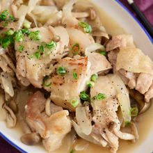 『鶏もも肉としめじの塩レモン煮』サッパリとして旨みたっぷり！