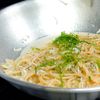 シンプルだからこそウマい【しらすと大葉の和風ペペロンチーノ】の工程6