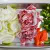 豚こま肉でトンテキ風炒め（ポイントはウスターソース）の下準備