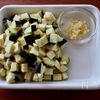 【なすと豚ひき肉のピリ辛味噌そぼろ】10分で夏の作り置きの工程1