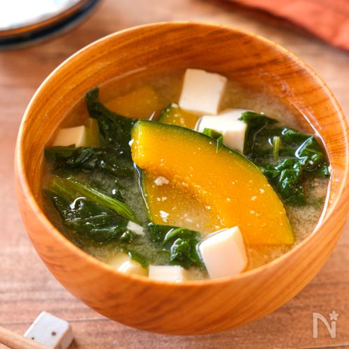 【かぼちゃとほうれん草のお味噌汁】やさしい甘みがおいしい♡