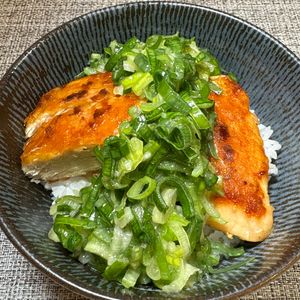 楽ラク手抜キッチン🐶🐾の作ってみた!投稿(【ネギ塩チキン丼】鶏むね肉が美味しすぎる...)