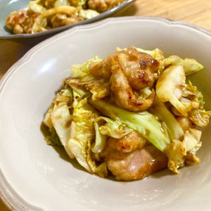 ゆかりの作ってみた!投稿(行列の定食屋さんの🍚ぶっ濃い鶏トンテキ野菜炒め定食🤩)