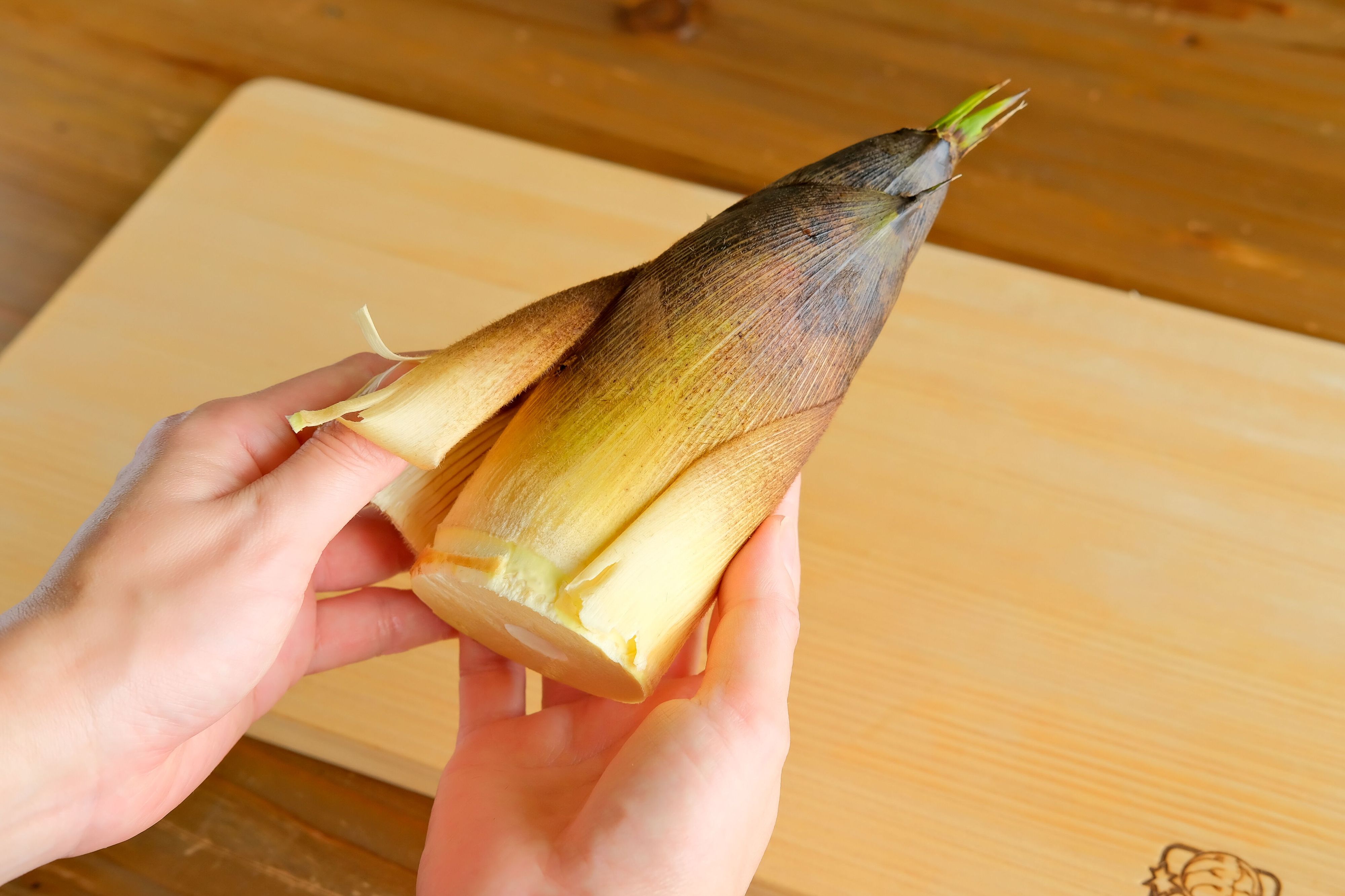 たけのこの皮をむく