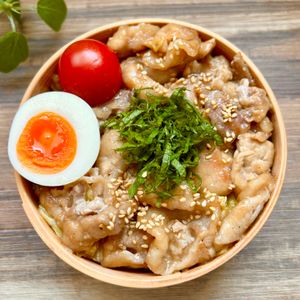 のりのり🐾🎀🤍の作ってみた!投稿(行列の定食屋さんの🍚たっぷりキャベツと豚こまの生姜焼き🤩)