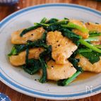 お箸が止まらない！『鶏むね肉と小松菜のガリバタ醤油ソテー』