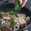 シャキシャキ【豚こまと蓮根の塩きんぴら】の工程3