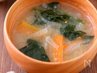 【ほうれん草とにんじんと玉ねぎのお味噌汁】