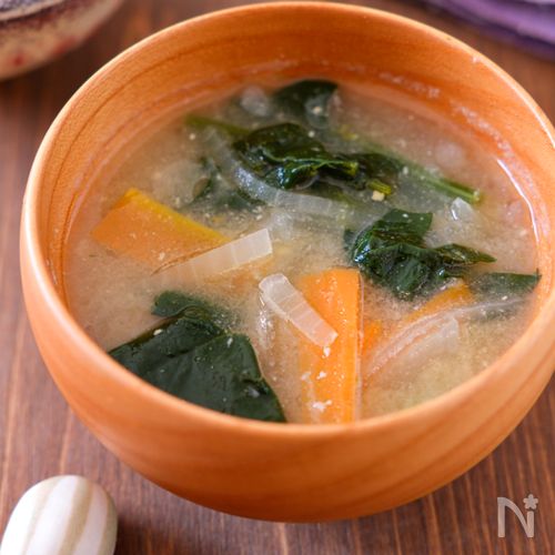 【ほうれん草とにんじんと玉ねぎのお味噌汁】