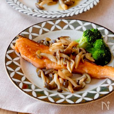 【簡単×リピ確定♪鮭のムニエル】きのこたっぷりで風味豊か◎