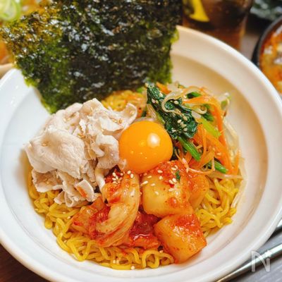 【豚しゃぶビビン麺】卵黄を絡めて、辛さと濃厚麺がたまらない♪