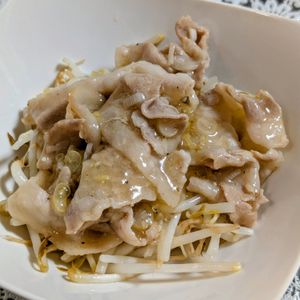 まゆのの作ってみた!投稿(行列のできる🤩もりもりモヤシのトロトロねぎ塩豚カルビ😋♪)