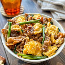 【豚肉とニラ卵の甘辛丼】まさに天才的な味!!時短でランチにも