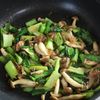 旨味たっぷり！【小松菜ときのこのめんつゆバターおかか炒め】の工程4
