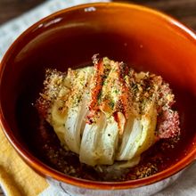 簡単・美味しい！パーティにも♪【新玉ハッセルバック】