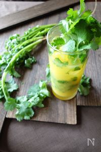 パクチーとオレンジのノンアルコールカクテル