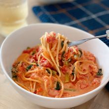 蟹と小松菜のまろやかトマトクリームパスタ
