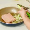 【白菜と鶏つくねと厚揚げのうま煮】楽ウマ早っ♪ワンパンの工程1