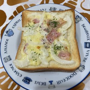 1060572の作ってみた!投稿(新玉ねぎで【オニオンベーコンチーズトースト】)