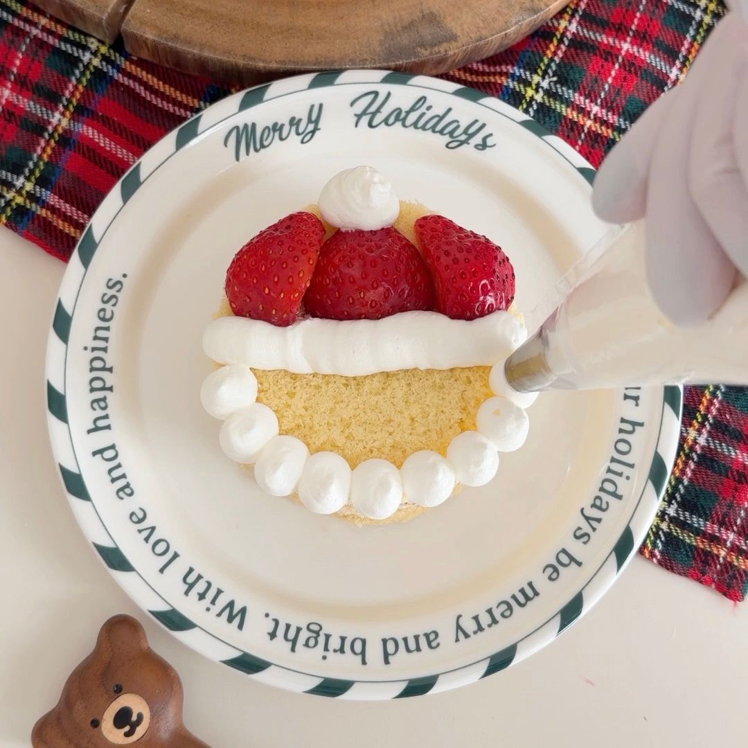 苺のケーキ おまとめ2点 ローズリース、 クリスマスローズリース 簡単！同時に2種作れる！クリスマスリース＆サンタケーキ | レシピ