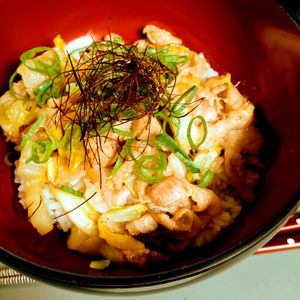 ゆみの作ってみた!投稿(10分で完成！子供も大好き！【豚バラと白菜の甘辛丼】)