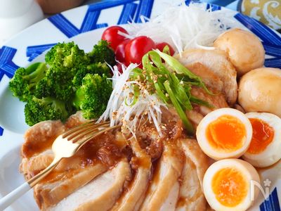 レンジ鶏チャーシュー】おまけの味玉も嬉しい簡単作り置き | レシピ