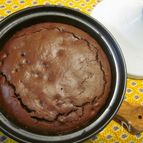 タジン鍋でグルテンフリーなプルーン入りチョコケーキ