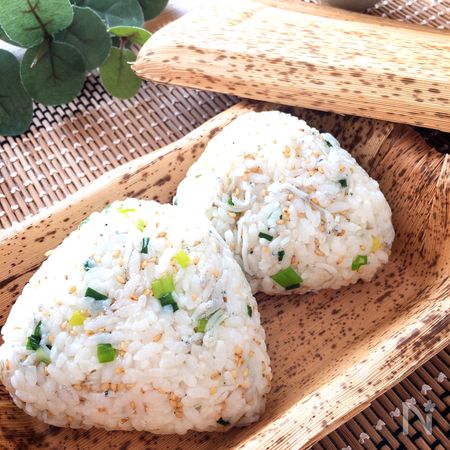 青ねぎとごまたっぷり美味しい しらすと白だしのおにぎり By ともきーた 伊藤 智子 レシピサイト Nadia ナディア プロの料理家のおいしいレシピ
