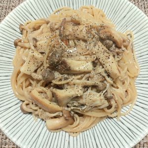 よっこの作ってみた!投稿(時短コスパ高い☆ワンパンパスタ～きのこのガリバタ醤油～)