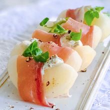 生ハムをまとった梨とゴルゴンゾーラの前菜