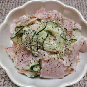 よっこの作ってみた!投稿(ズッキーニとハム《にんにく♡だしマヨサラダ》)
