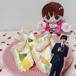 しめかず🐯の作ってみた!投稿(ヨーグルトクリームが爽やか♡絶品フルーツサンド)