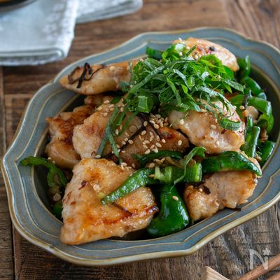 【鶏むね肉とピーマンのシソ塩昆布炒め】爽やかシソ風味♡