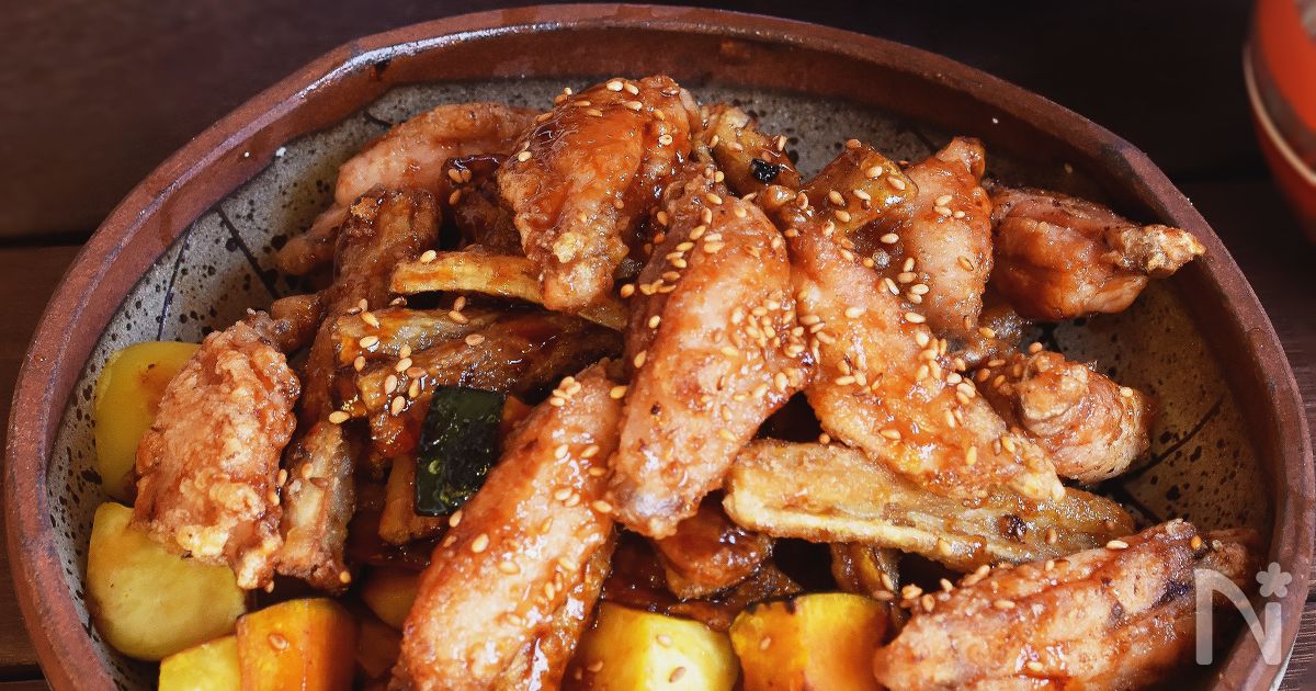 ご飯もお酒もすすむ！手羽中と根菜の甘辛仕立て。