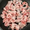 【豚肉と新玉のガーリックトマト炒め煮】調味料2つだけ♪の工程1