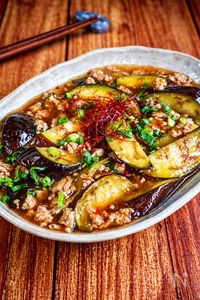 【ひき肉とナスのピリ辛とろとろ中華煮】ごはんが進む♪