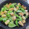 ご飯進む!【厚揚げと万願寺とうがらしの味噌炒め】腸活レシピの工程2