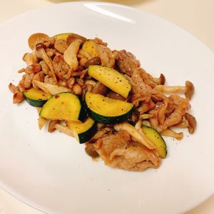 りんの作ってみた!投稿(こってり美味しい！豚こまズッキーニのオイスター炒め)