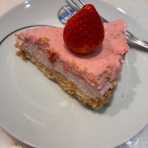 イトマルの作ってみた!投稿(混ぜるだけ簡単！2層が可愛い、苺のムースチーズケーキ)