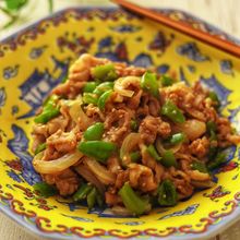 レンジで簡単！豚こまとピーマンの甘辛ごま味噌蒸し